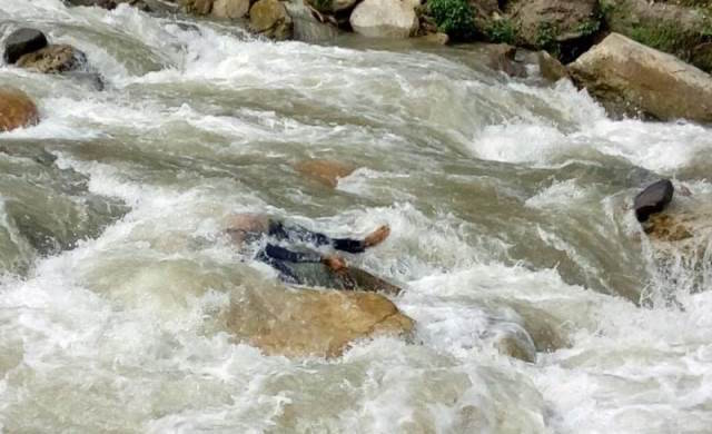 खोला तर्ने क्रममा नगर प्रहरी बेपत्ता