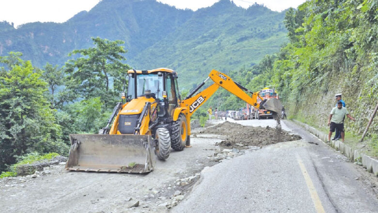 मुग्लिङ–नारायणगढ सडकखण्ड भासिँदै