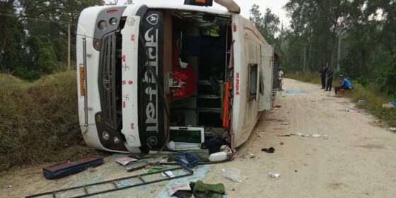 नवलपुरको विनयी त्रिवेणीमा यात्रुवाहक बस दुर्घटनामा २३ जना घाइते