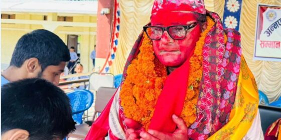 शिक्षकको बिदाइमा धरधरी रोए विद्यार्थी