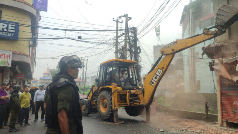 भरतपुर महानगरले भत्कायो खोला मिचेर बनाएको लायन्स क्लबको भवन