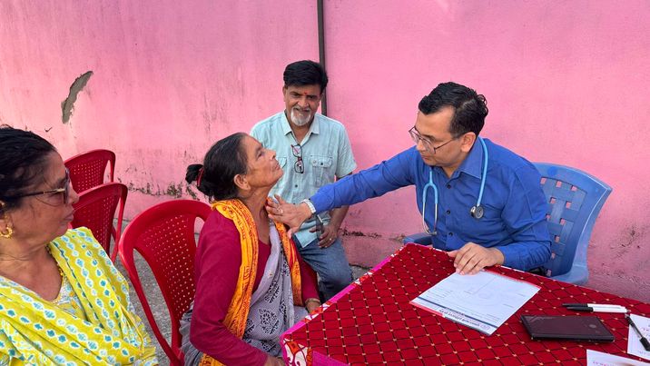 रत्ननगरमा स्वास्थ्य शिविर : ३२२ जनाको स्वास्थ्य परीक्षण