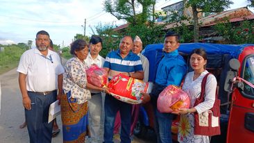 रत्ननगर वडा नं ९ का बाढी पीडितलाई राहत वितरण