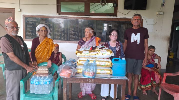 अभिभावकको सम्झनामा असहाय बृद्ध कल्याण समाजलाई खाद्यान्न सहयोग