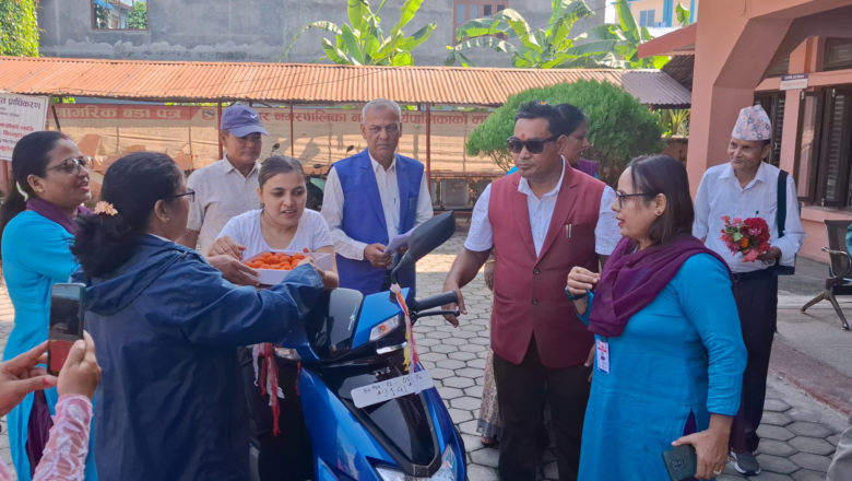 रत्ननगर–१२ का प्रकृतिलाई उच्च शिक्षाका लागि स्कुटर प्रदान