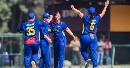 नेदरल्यान्ड्सविरुद्ध फिल्डिङ गर्दै नेपाल