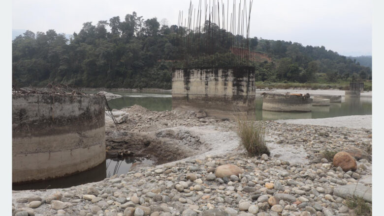 १४ वर्षमा पनि बनेन लम्सुवाघाट पुल